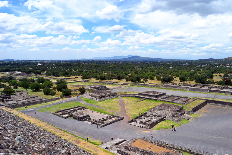 Touristen stehen auf den Dächern der Pyramiden von Teotihuacan, Mexiko und fotografieren die Landschaft der Ruinenstadt.