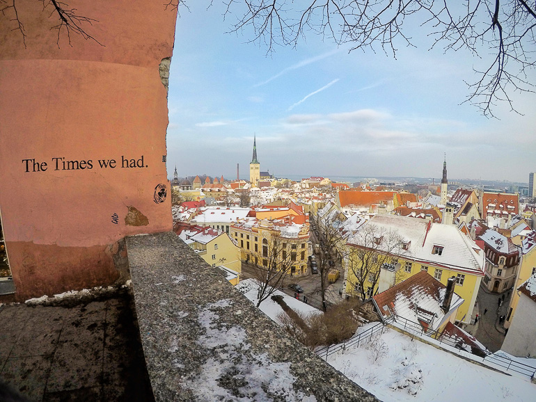 Mit Ausblick auf die Stadt Tallinn steht an einer orangen Wand der Spruch: "The time we had." geschrieben.