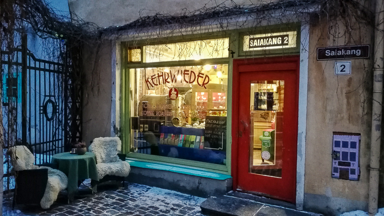 Das Schaufenster des Café Kehrwieder in Tallinn zeigt in seiner Auslage Trüffelschokolade zum Verkauf, vor dem Eingang steht eine kleine Sitzecke mit Schafspelzen.