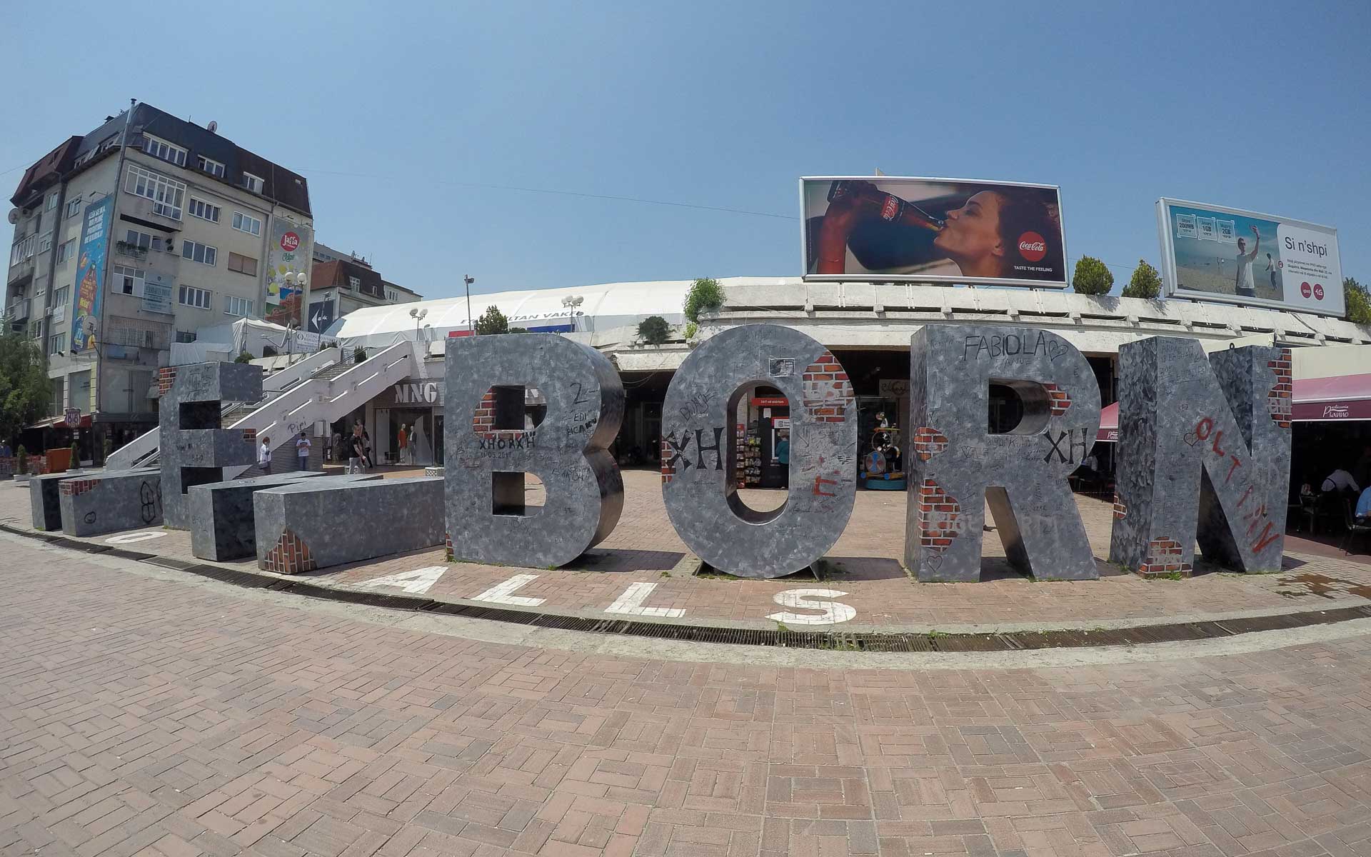 Das New Born Monument in Pristina stellt im Jahr 2017 das Motto "No Walls" dar.