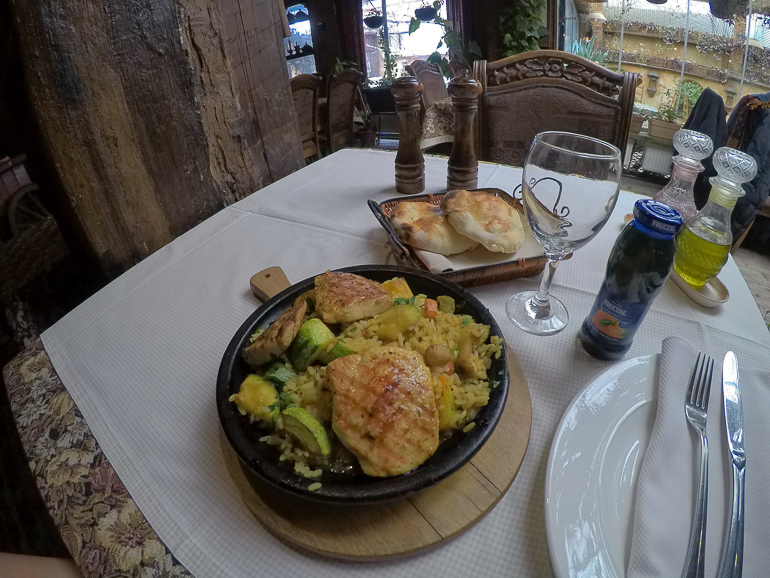 Im Restaurant Liburnia in Pristina kann man eines der typischen Nationalgerichte genießen, hier wurde der Tisch mit Fleisch, Gemüse, Reis und Brot gedeckt.