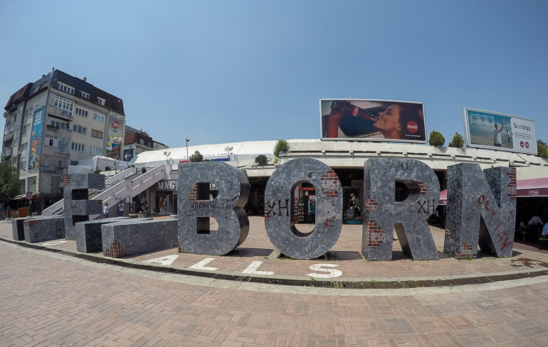 Das New Born Monument in Pristina stellt im Jahr 2017 das Motto "No Walls" dar.