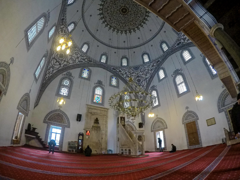 Die große weiße Kuppe mit ihren Verzierungen zieht die Besucher in Pristinas größte Moschee in ihren Bann.