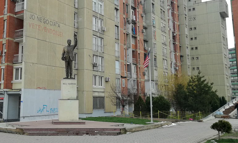 Die Bill Clinton Statue am Boulevard in Pristina steht symbolisch für die Nähe zum Westen.