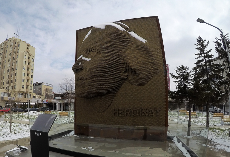 Das Denkmal Heroinat, das einen Frauenkopf abbildet, wurde in Pristina, Kosovo, zur Erinnerung an das Leiden der Frauen während des Kosovokrieges errichtet.