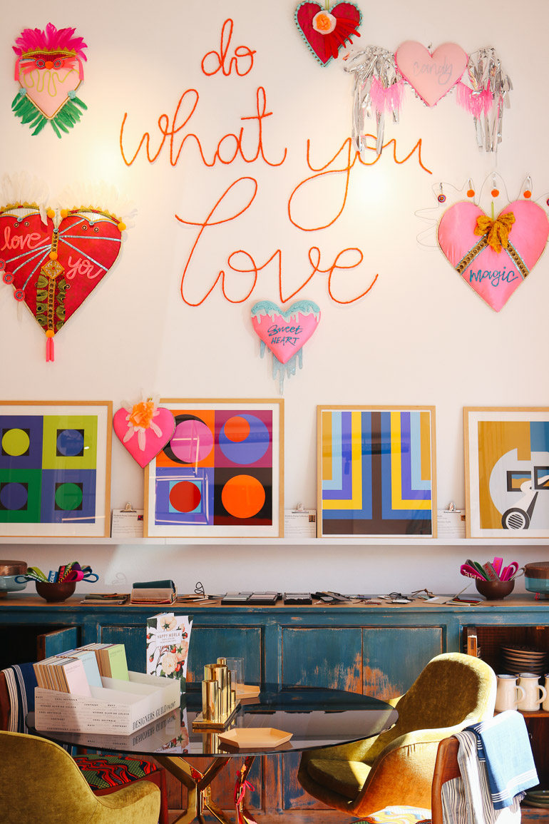 Der Concept Store BConnected in Santa Catalina Palma bietet moderne Kunstdrucke als auch ausgefallenen Scandi-Chic mit mallorquinischen Stil zum Verkauf, auf einer Wand steht in großen Buchstaben "Do what you love" geschrieben.