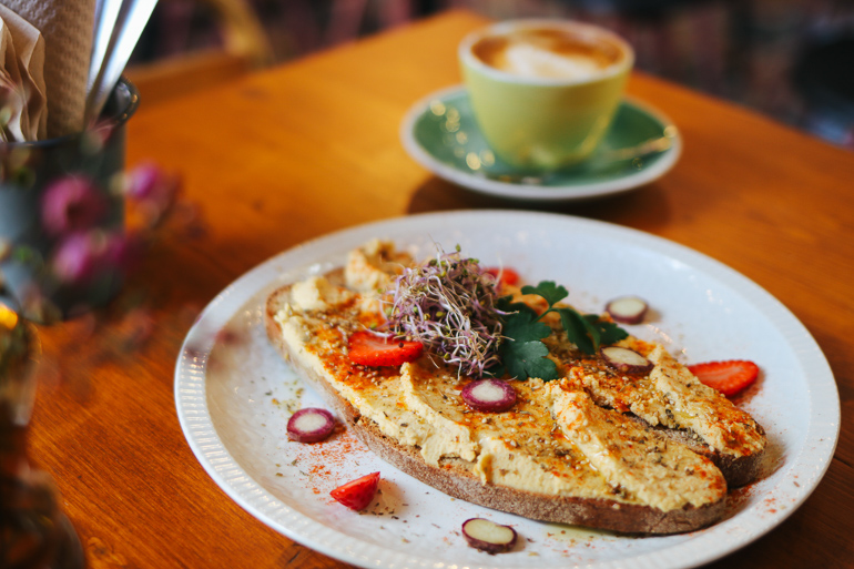 Im Mama Carmen´s Cafe in Santa Catalina Palma wird zum Frühstück nebst Cappuccino hausgemachte Sauerteigbrote mit Hummus garniert mit Sprossen und Erdbeeren serviert.
