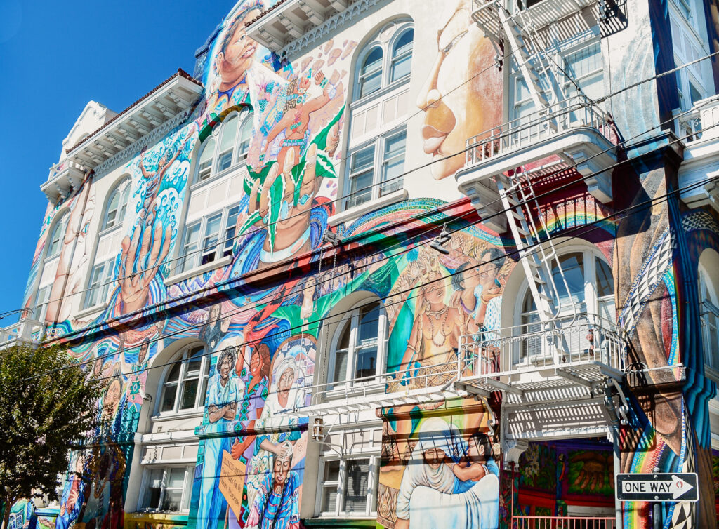 Trotz sehenswerter Street Art an den Hauswänden verirren sich meistens nur wenige Touristen in San Franciscos Mission District.
