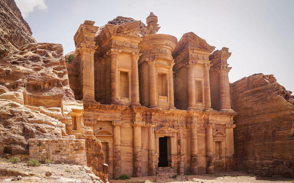 Die monumentale Fassade des Klosters ad Deir in Petra, Jordanien erstrahlt im Sonnenlicht.