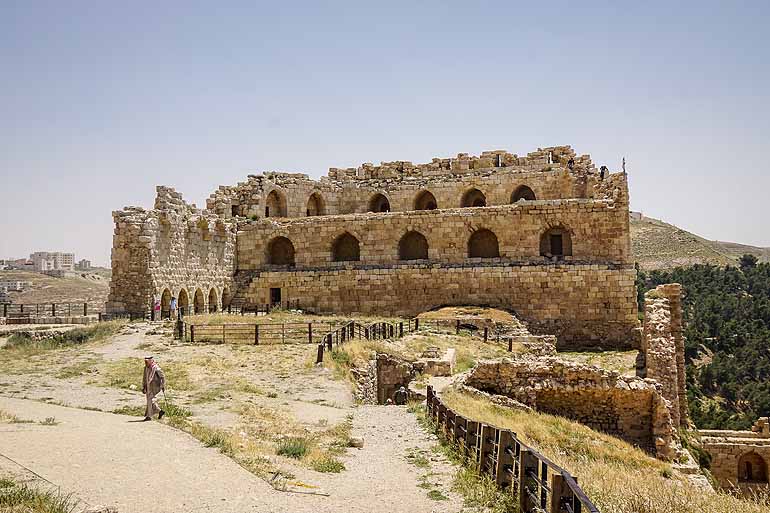 Die imposante Ruine der einstigen Kreuzritterburg Karak in Jordanien zieht Besucher in ihren Bann.