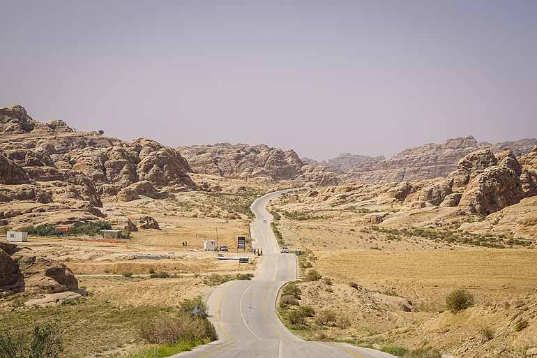 Blick auf die hügelige Straße Richtung Little Petra Wadi.