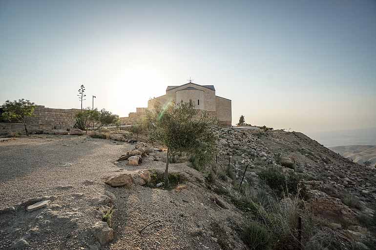 Die Sonne geht hinter einem Tempel von Mount Nebo in Jordanien auf.