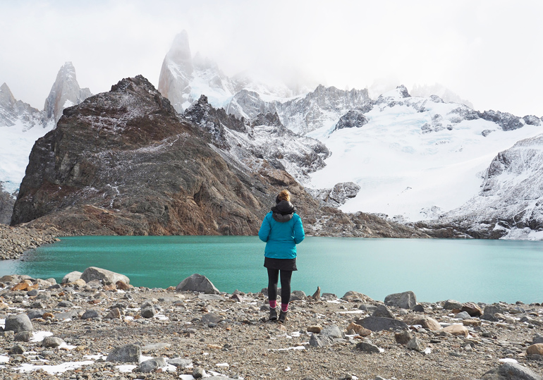 Wolken hängen über den berühmten schneebedeckten Gipfeln Patagoniens.
