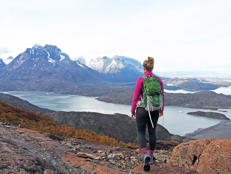 Eine Wanderin blickt auf das Bergmassiv Mirador Ferrier in Patagonien.