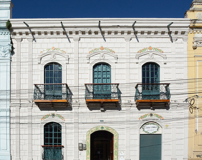 Traumhaft schön restaurierte Gebäude aus dem 19. Jahrhundert mit typisch republikanischer Architektur warten in Riobamba.