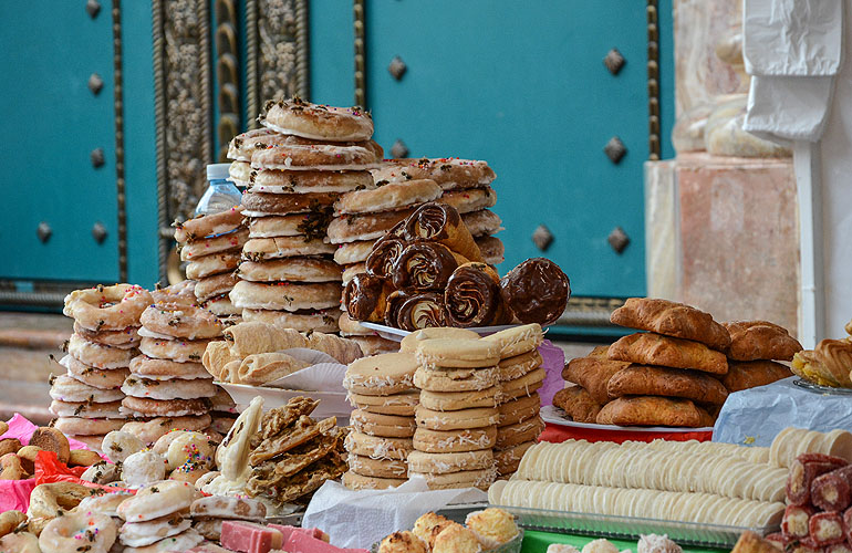 One of the colorful eye-catchers in Cuenca: the countless biscuit stands around the Calderon Park.