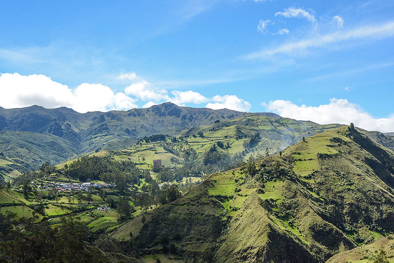 Far away from the Panamericana lies the mountain village of Isinliví, embedded in a fluffy green landscape.