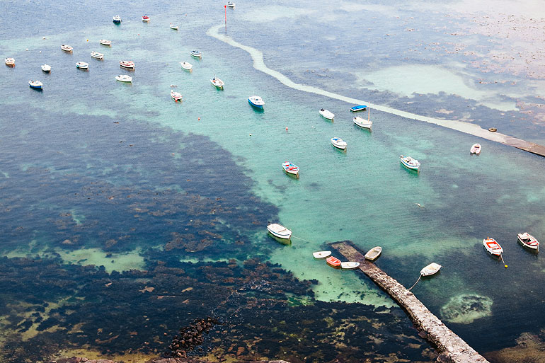 In der Bretagne ist der Atlantik so türkisblau wie man es aus dem Mittelmeer oder der Karibik kennt.