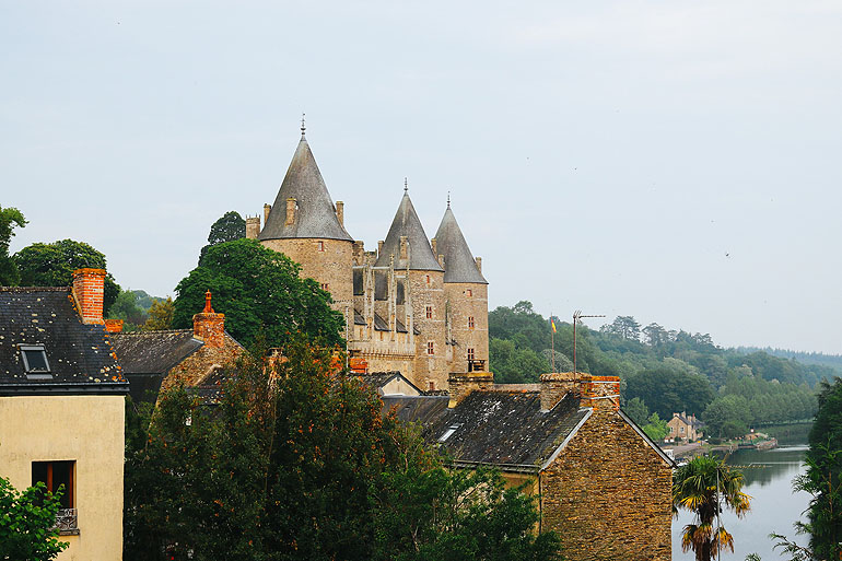 Das Schloss stammt aus dem 11. Jahrhundert und wird noch heute von der ältesten Familie der Bretagne bewohnt.