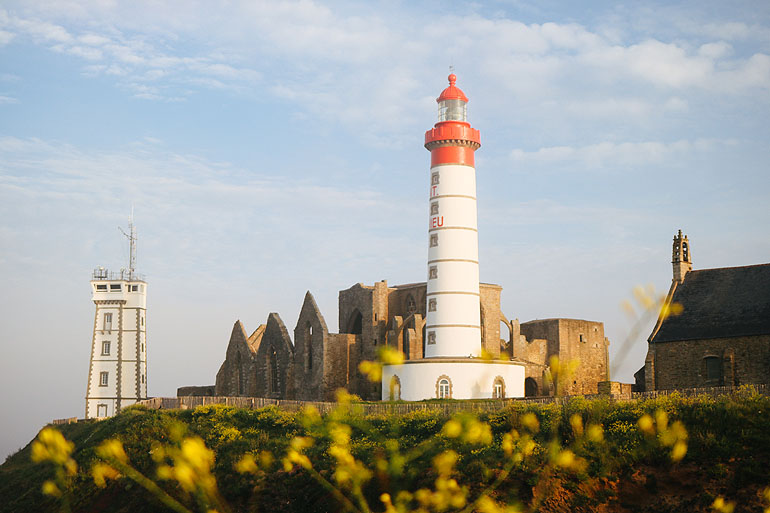 Der Leuchtturm der Pointe Saint-Matieu steht direkt neben einer Klosterruine.