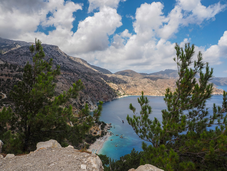 Einer der schönsten Strände in Karpathos ist die preisgekrönte Ápella-Bucht eingebettet von zerklüfteten Berghängen.