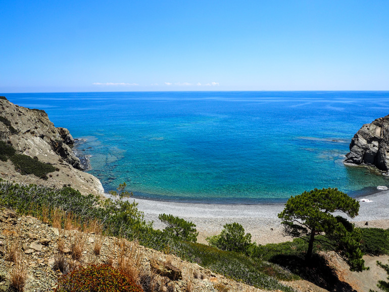 Nach einer Wanderung zur Papás Minás Bucht durch Olivenhaine und an der Felseküste entlang wird man in Karpathos mit einem bezaubernden Ausblick auf das Meer belohnt.