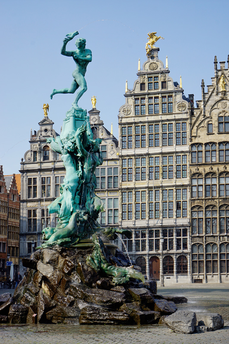 Der Grote Markt mit historischen Fassaden und dem Brabobrunnen.