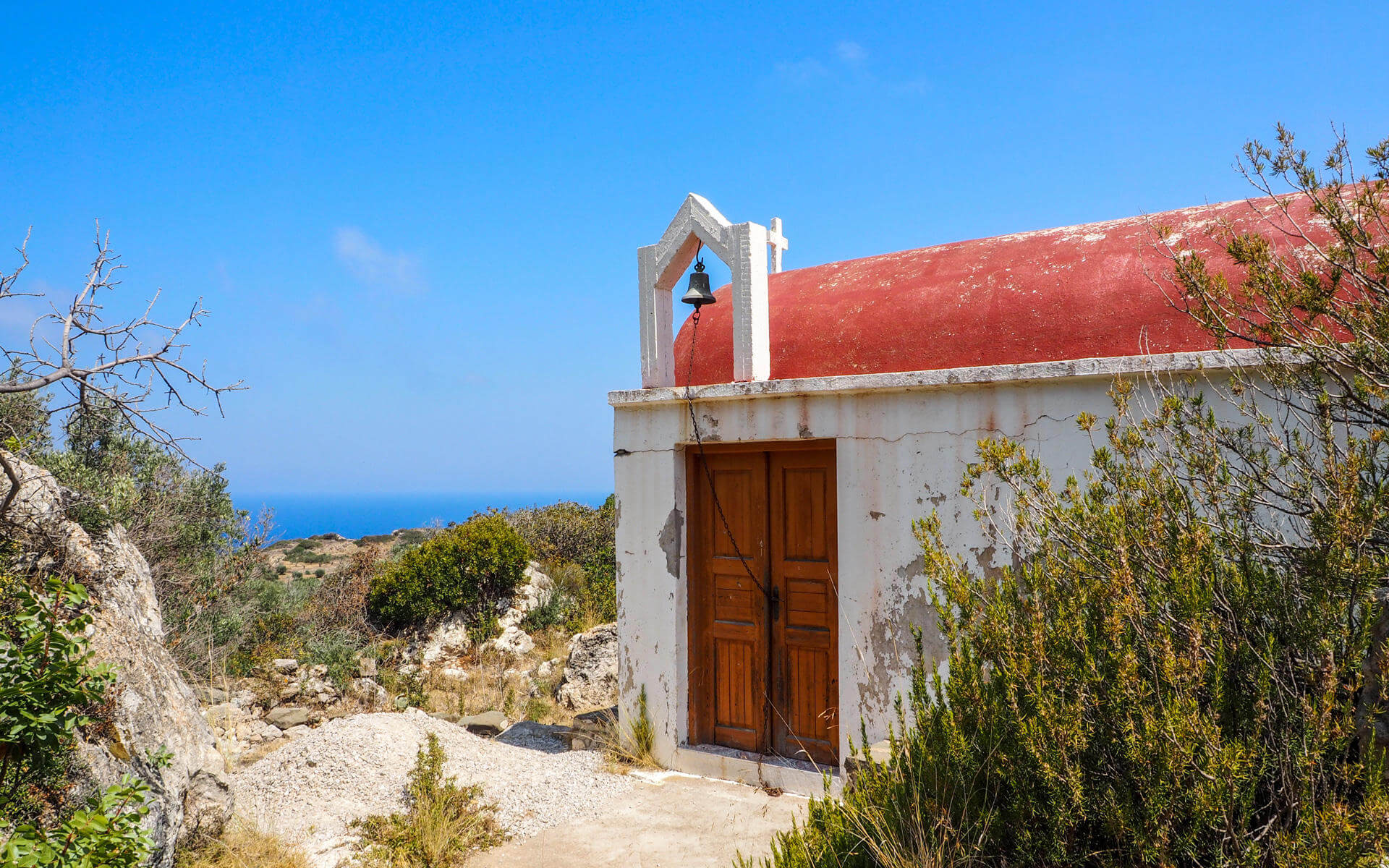 Der blaue Himmel strahl über der Messochori Kapelle auf der griechischen Insel Karpathos.