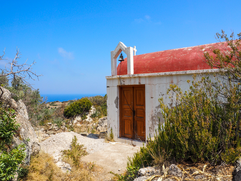 Auf Wanderungen kommt man immer wieder an schneeweißen Kapellen vorbei wie hier an der Ágios Charálambos.