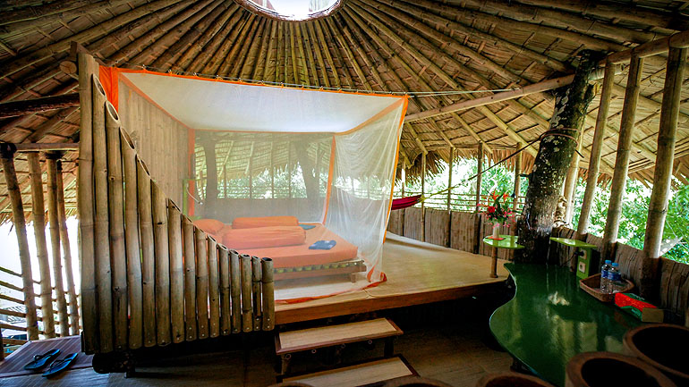 Ein Reisetipp für Borneo ist das Bukit Raya Guesthouse mit seinem in Bambus gefassten Bett.