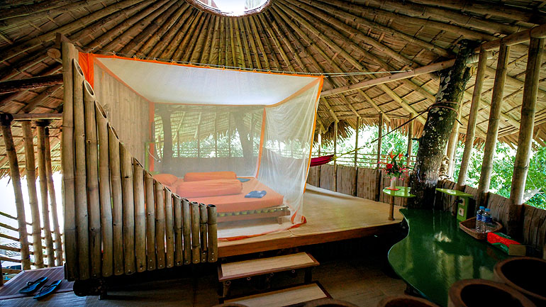 Ein Reisetipp für Borneo ist das Bukit Raya Guesthouse mit seinem in Bambus gefassten Bett.