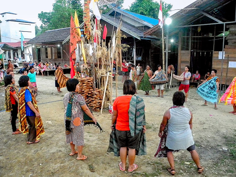 Einheimische führen einen Tanz auf einer Tiwah in Borneo auf.
