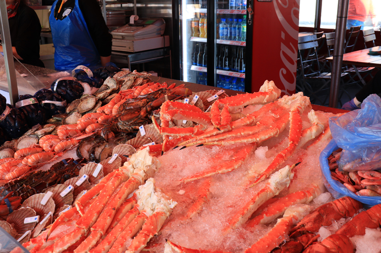 Bergen Sehenswürdigkeiten: Eine Kühltheke auf einem Fischmarkt, in der Fisch liegt.
