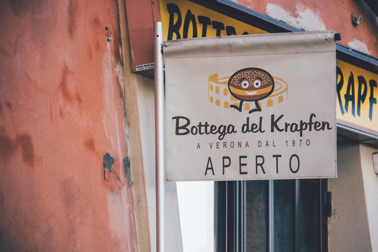 Schild der Bäckerei Bottega del Krapfen in Verona