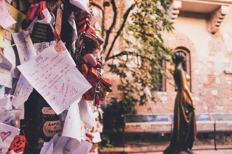 Liebesbriefe vor der Statue und dem Haus von Julia Capulet in Verona