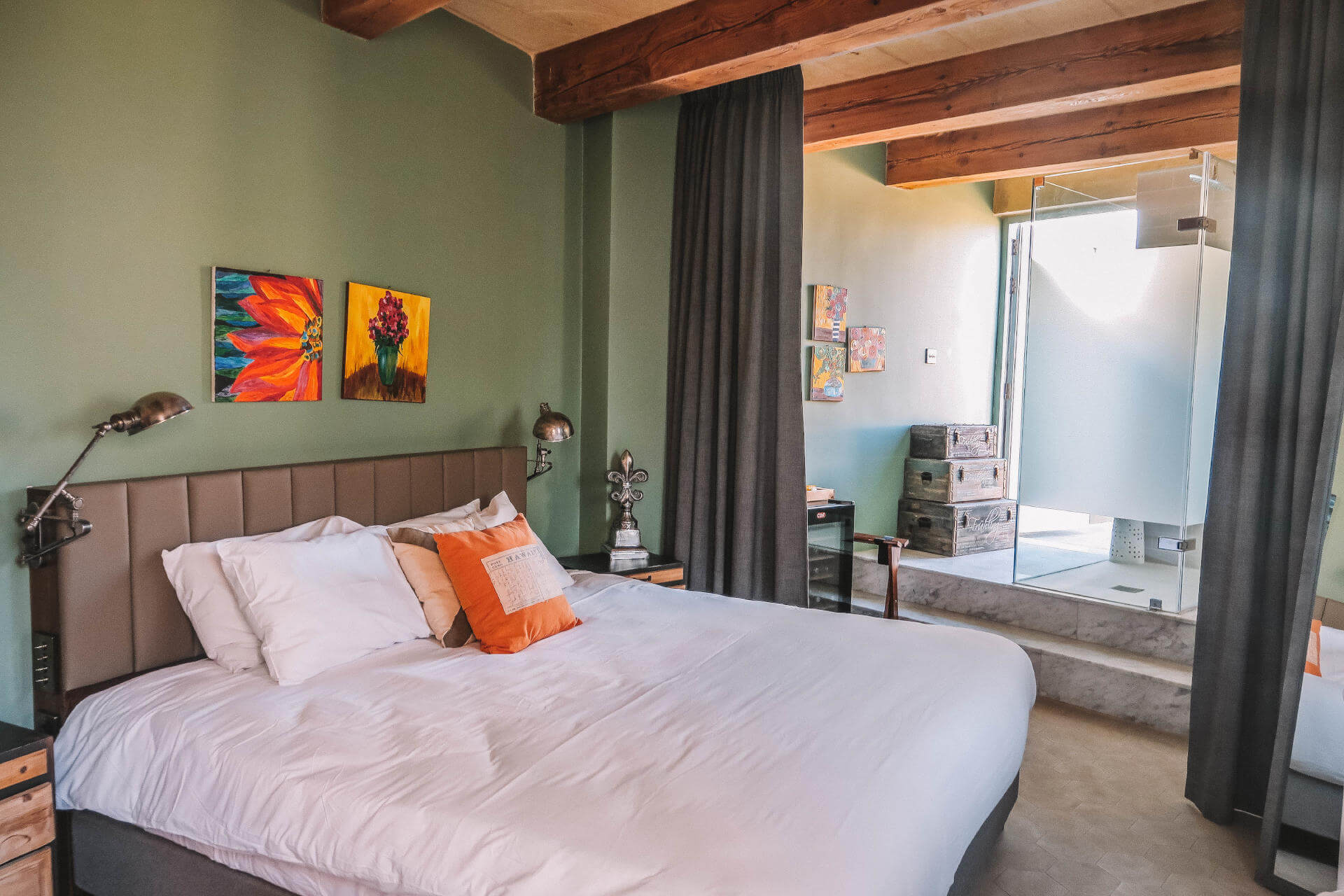 Ein Schlafzimmer mit einem Bett und einer grün gestrichenen Wand.