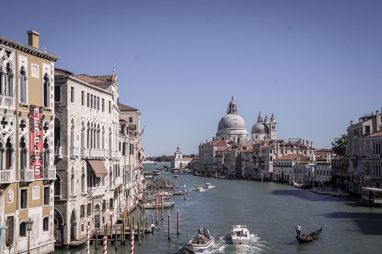 Venedig ist eine Bilderbuchstadt für jeden Reisenden mit ihrem Canale Grande, auf dem sich Einheimische wie Touristen in Booten durch die Stadt bewegen.