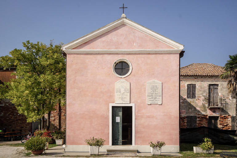 Auf dem Dorfplatz in Lio Piccolo steht die Kirche Santa Maria della Neve, eine kleine Kirche aus dem 17. Jahrhundert.