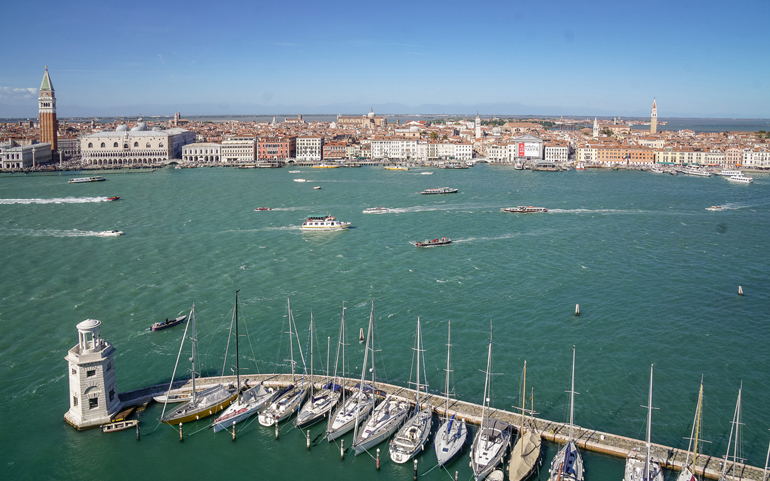 Den Massen in Venedig, das so malerisch in der Lagune liegt, kann man mit einer Bootsfahrt auf die gegenüberliegende Seite von San Marco entfliehen.