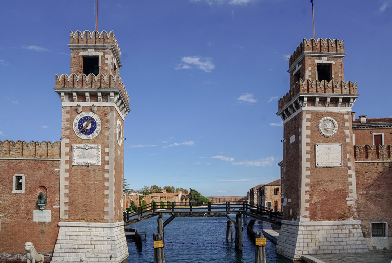 Das Tor zum Arsenal führt in die Schiffswerft der ehemaligen Republik Venedig, die heute unter anderem Schauplatz für die Kunstausstellung Biennale ist.