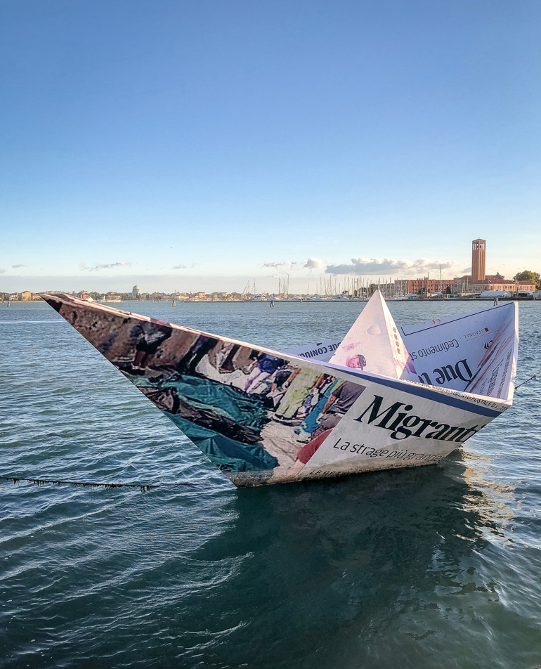 Exponate der berühmten Kunstausstellung Biennale wie dieses überdimensionale Papierschiff lassen sich auch auf der Venedig vorgelagerten Insel La Certosa finden.