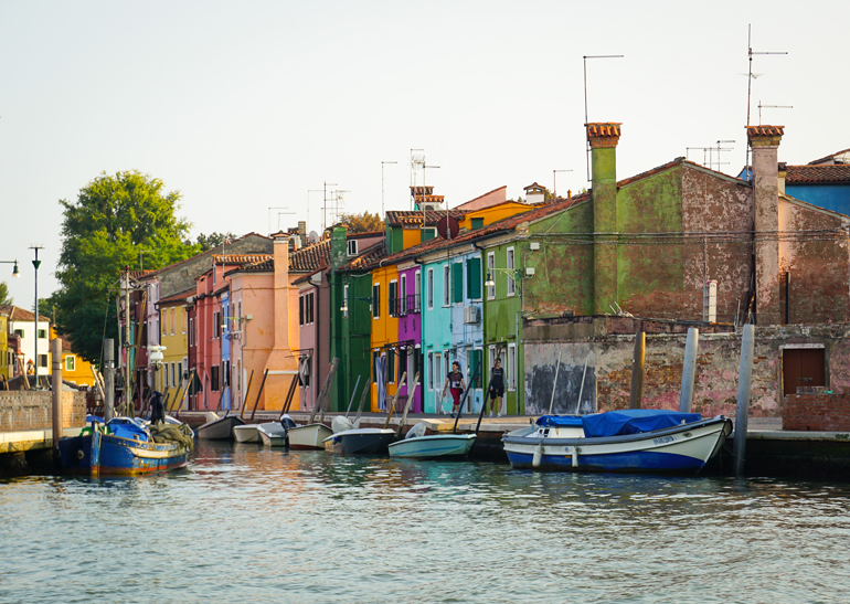 Abends kehrt Ruhe ein vor den bunten Häuschen der Insel Burano, wenn sich die Touristen auf den Rückweg in ihre Unterkünfte in der Lagune von Venedig machen.