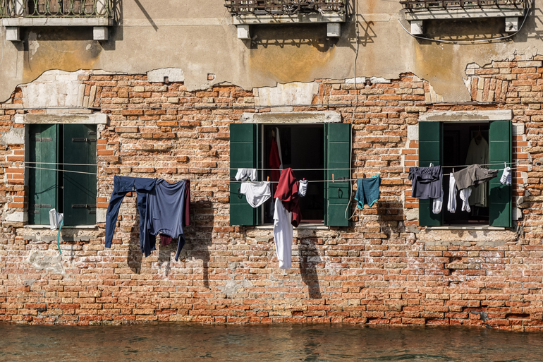 Authentische Einblicke in das Leben der Venezianer bekommt man unter anderem im Stadtviertel Cannaregio - und wenn es nur die Wäschelein über dem Kanal ist.