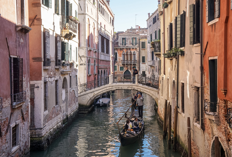 Eine Fahrt in der Gondel durch die Kanäle Venedigs gehört eher zu den klassischen Aktivitäten, die aufgrund ihrer Beliebtheit auch einen hohen Preis haben.