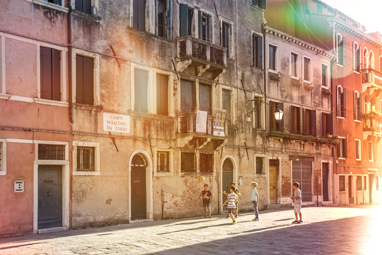 Am Campo San Giacomo lässt sich das Treiben der Venezianer wie dieser fußballspielenden Jungs noch ganz unverfälscht beobachten.