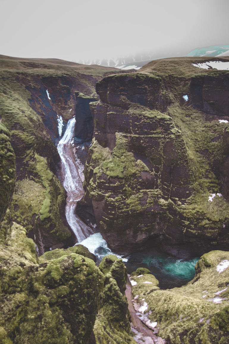 Island: Wasserfall in der Schlucht