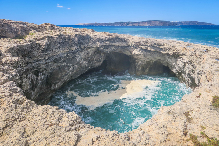 Blick vom Felsenrand auf das Devil’s Hole - ein natürliches Loch, das im Rhythmus der Wellen mit Meerwasser gefüllt wird
