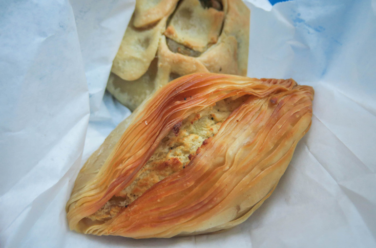 Eine mit Käse gefüllte Pastizzi. Die Filoteigtaschen sind eine maltesische Spezialität