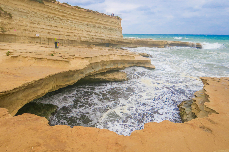 Blick auf den St. Peter’s Pool - ein natürliches Schwimmbecken in der Nähe von Marsaxlokk