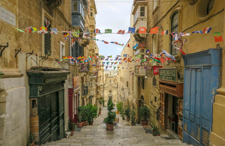 Blick in eine Gasse in Valletta (Malta) - Kulturhauptstadt 2018